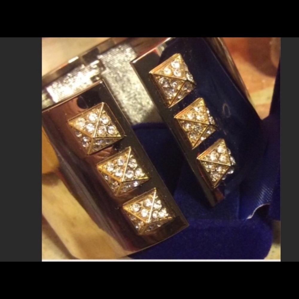 NIB Stunning Victoria’s Secret goldtone bracelet